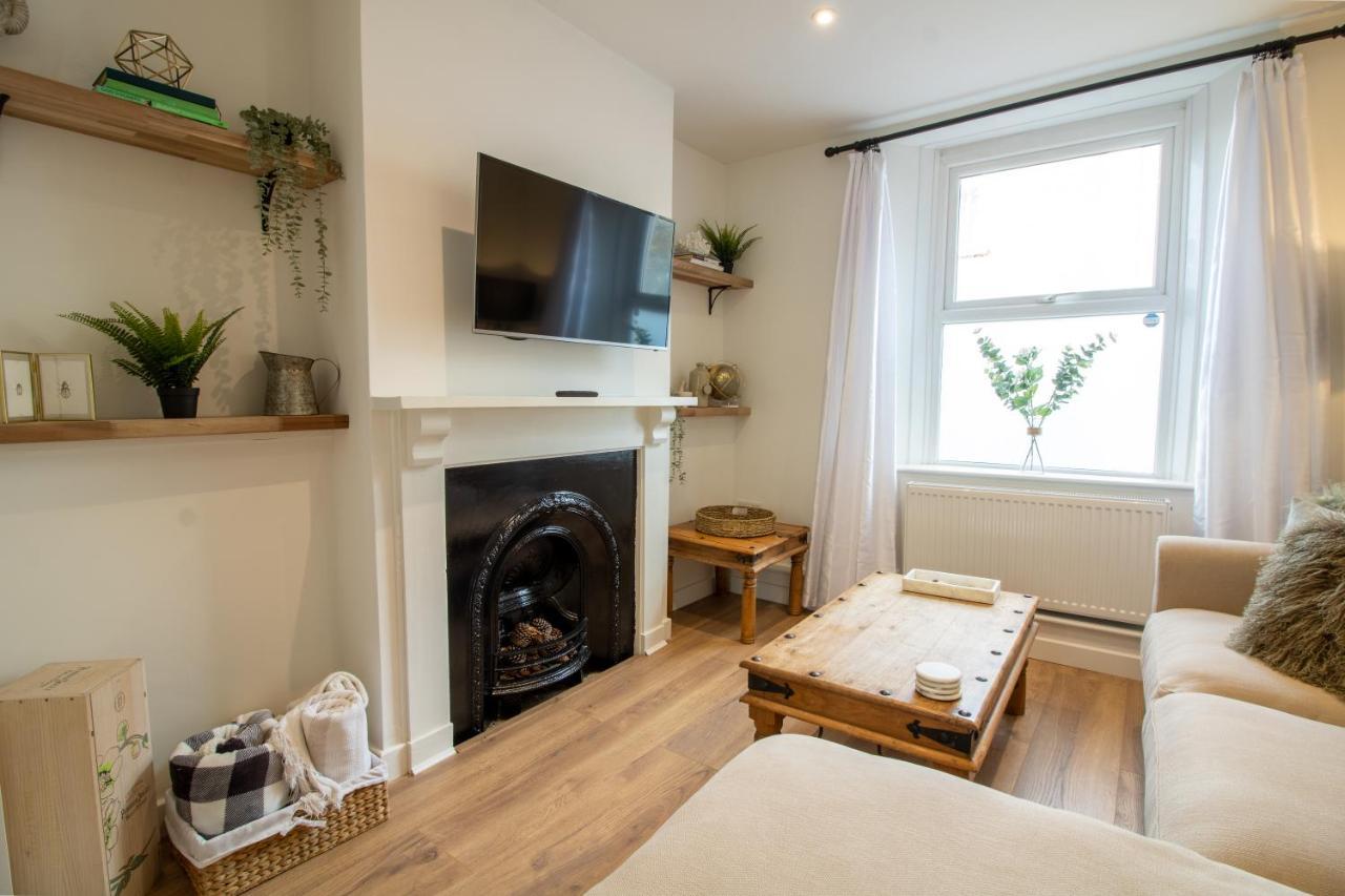 Stylish And Modern Town Centre End-Of Terrace Home Newton Abbot Exterior foto