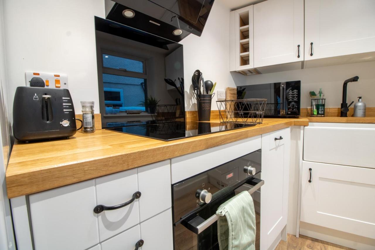 Stylish And Modern Town Centre End-Of Terrace Home Newton Abbot Exterior foto